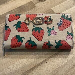 Strawberry Gg Zippy Wallet